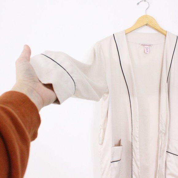 *Victoria's Secret Cream and Black Accent Wrap Mini Robe - Picture 6 of 8